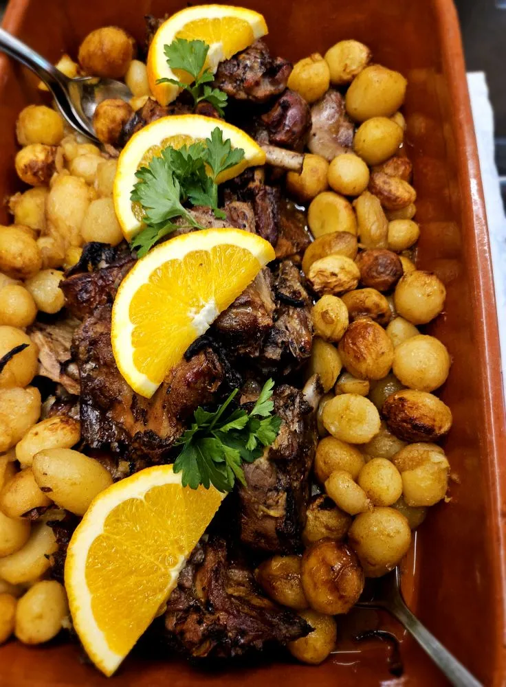 Cabrito assado no forno à moda tradicional