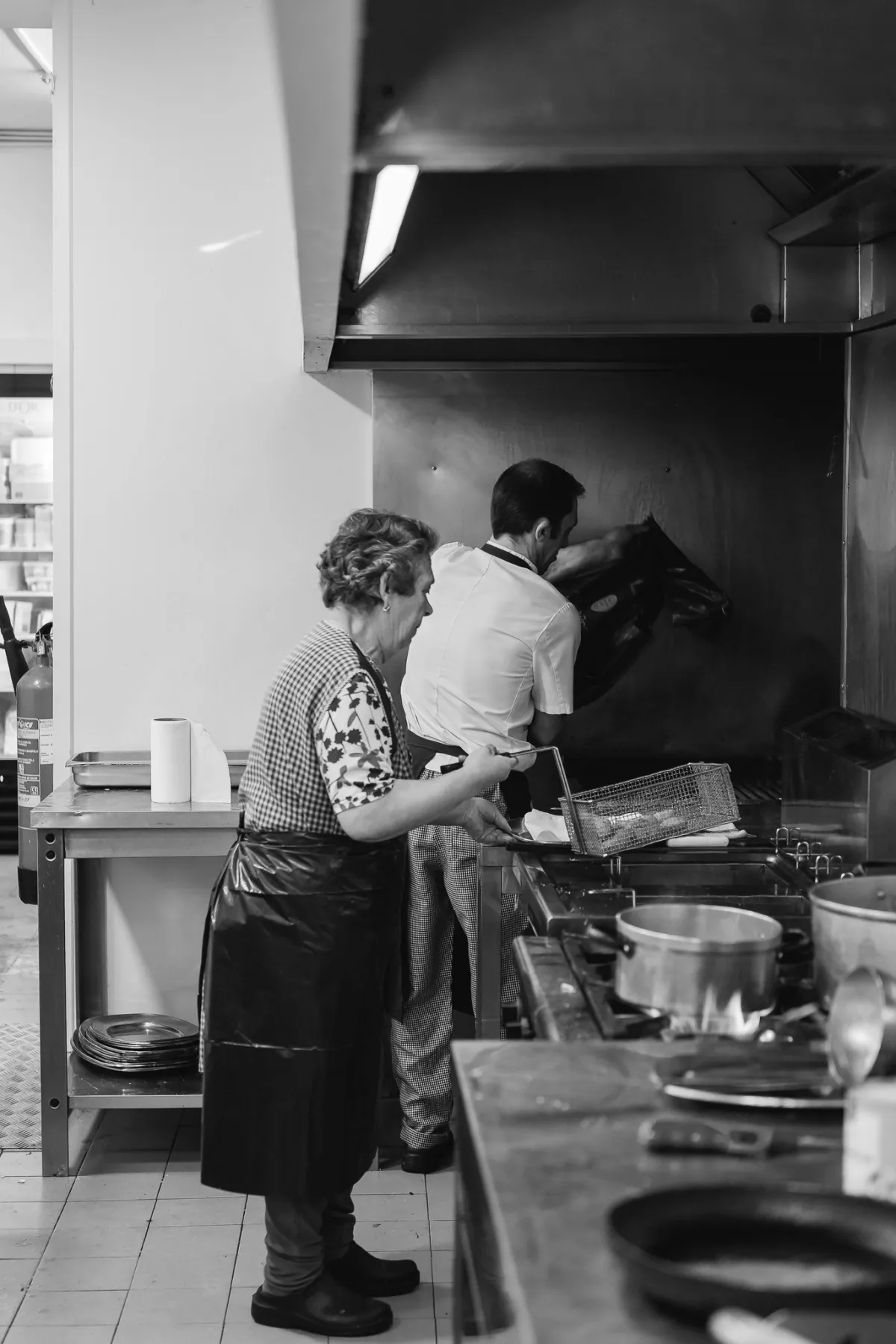 Cozinha tradicional do Dom Zeferino com grelhador a carvão