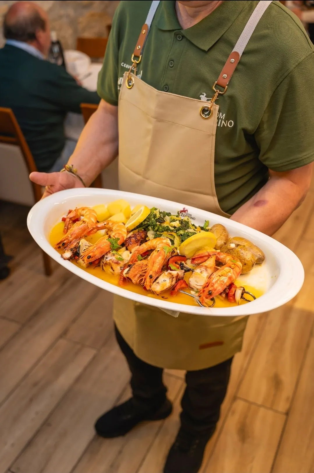 Espetos de polvo grelhados em carvão