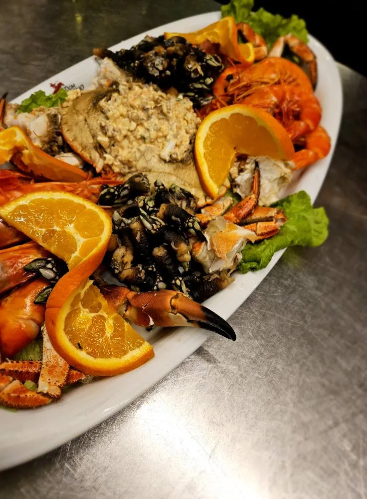 Misto de marisco fresco grelhado